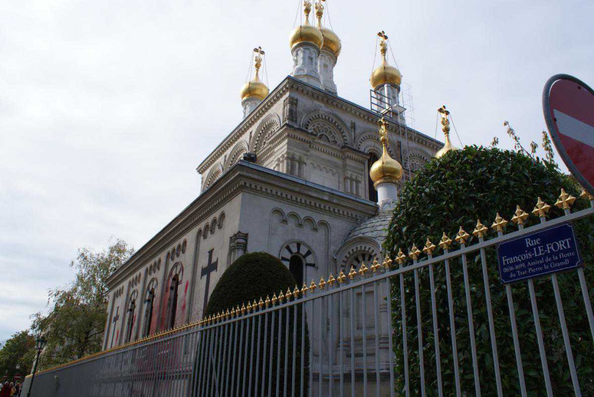 Вандалы облили краской православную церковь в Женеве / Vandalisme à l'église russe E4